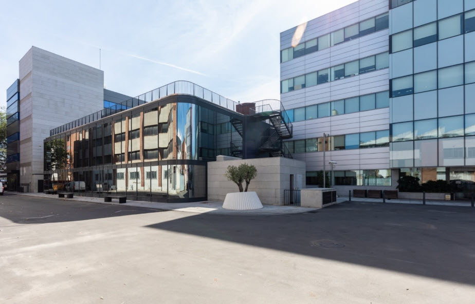 Vue extérieure de bureaux situés dans le centre technologique de Madrid (MADBIT). SCPI Efimmo.