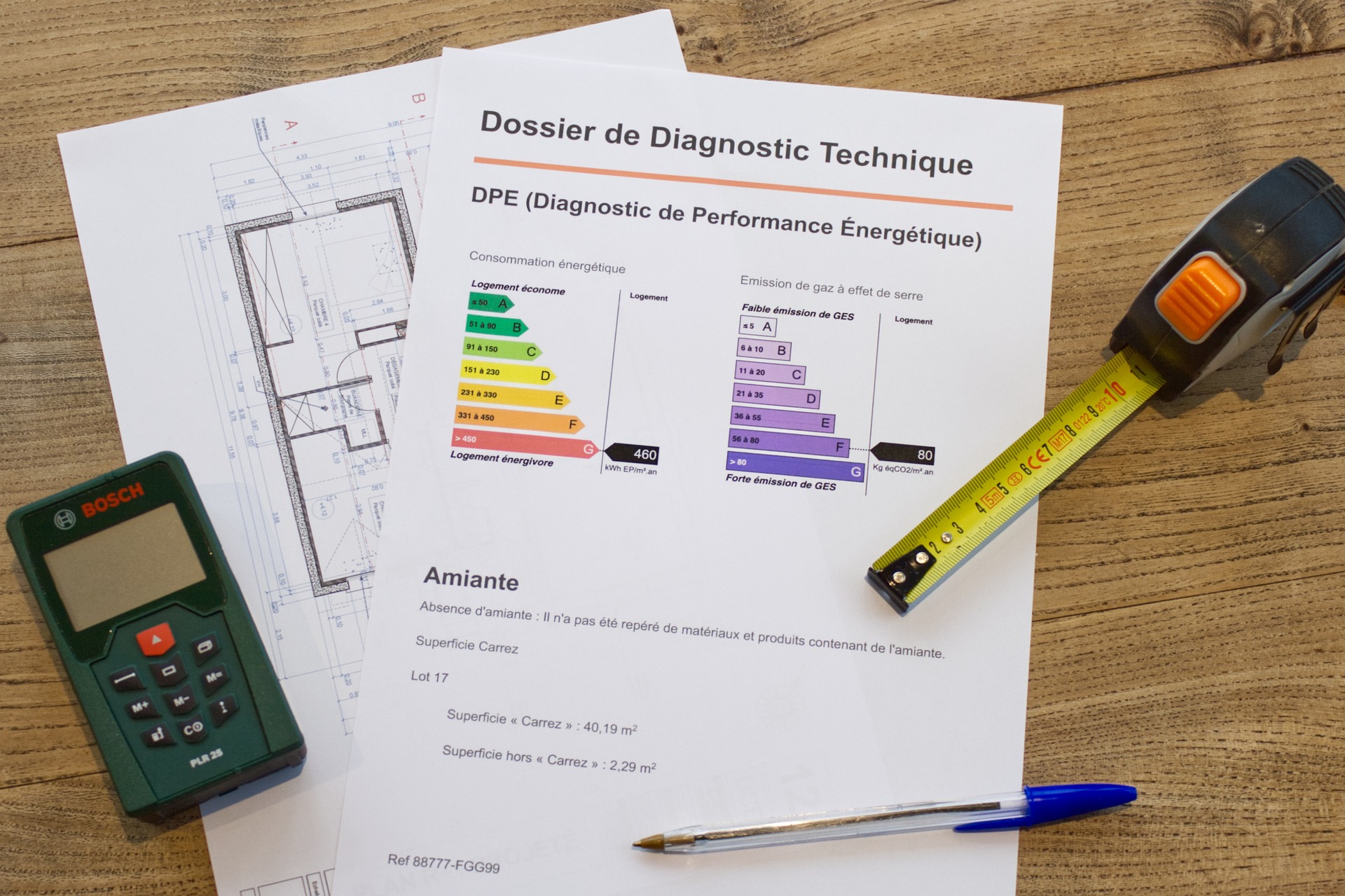 Un diagnostic de performance énergétique (DPE) et un plan du logement sont posés sur une table