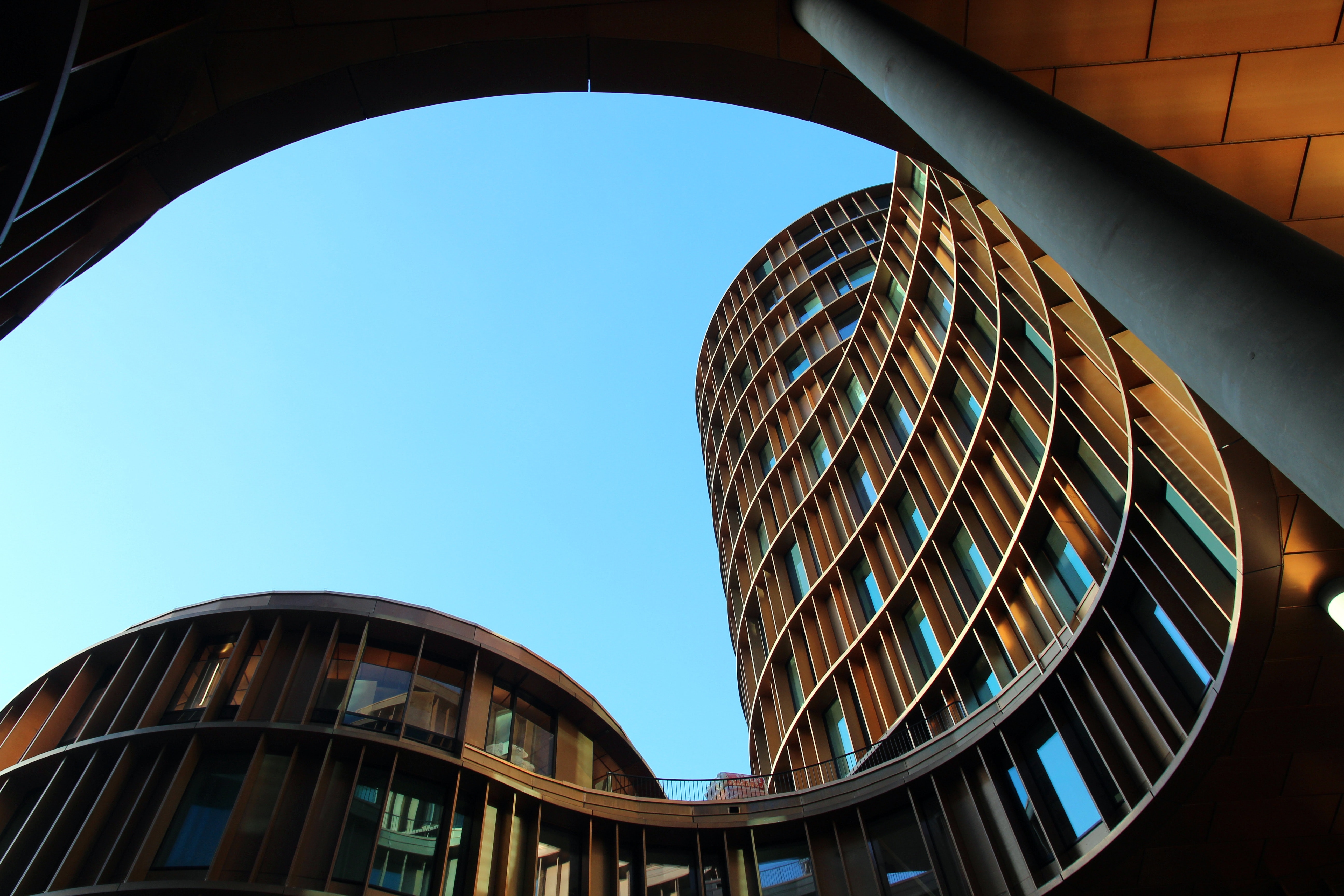Vue extérieure d'un immeuble de bureaux avec des courbes ovales. SCPI de bureaux.
