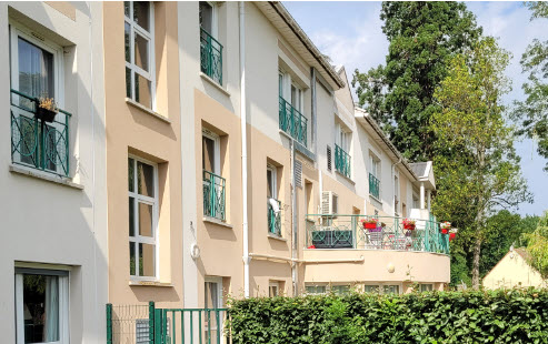 Façade d'une résidence de santé senior avec balcon et jardin. Acquisition de la SCPI Primovie.
