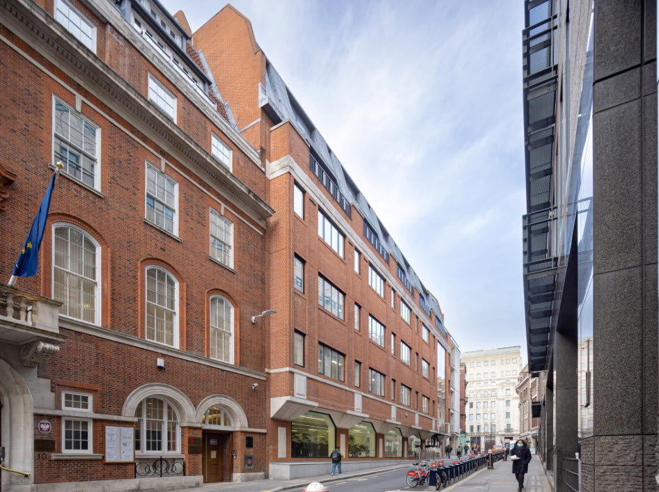 Bâtiment en briques rouges situé au 6-8 Bouverie Street. Acquisition des SCPI Sofidy à Londres.