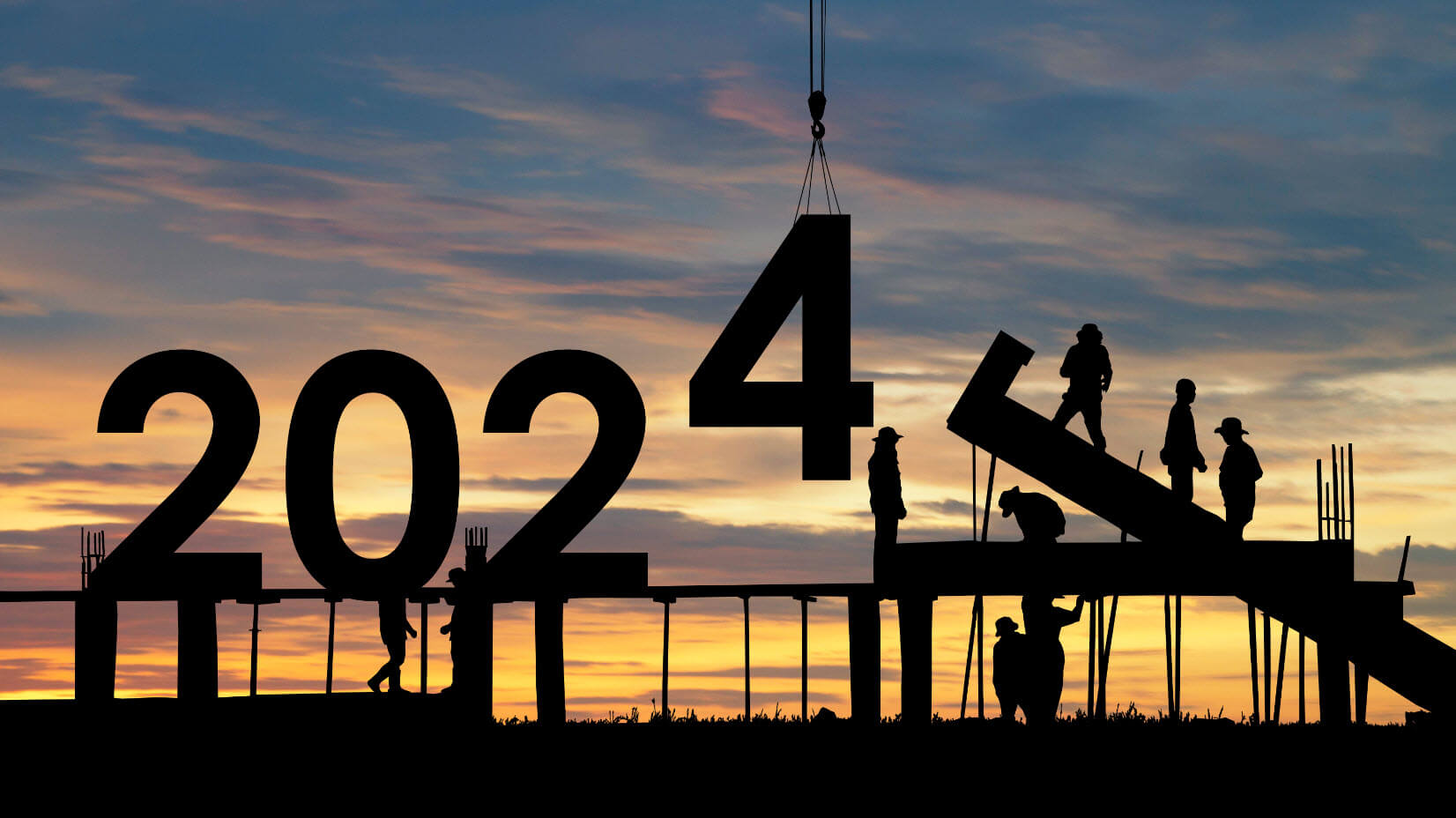 Vue d'un chantier au coucher du soleil avec l'affichage de l'année 2024. Immobilier locatif.